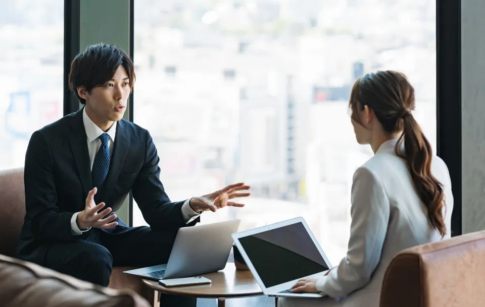 職場の人間関係を表す会議の様子