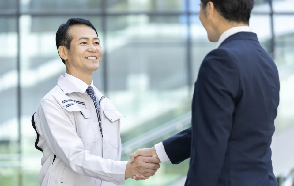 職場の人間関係を表す会議の様子